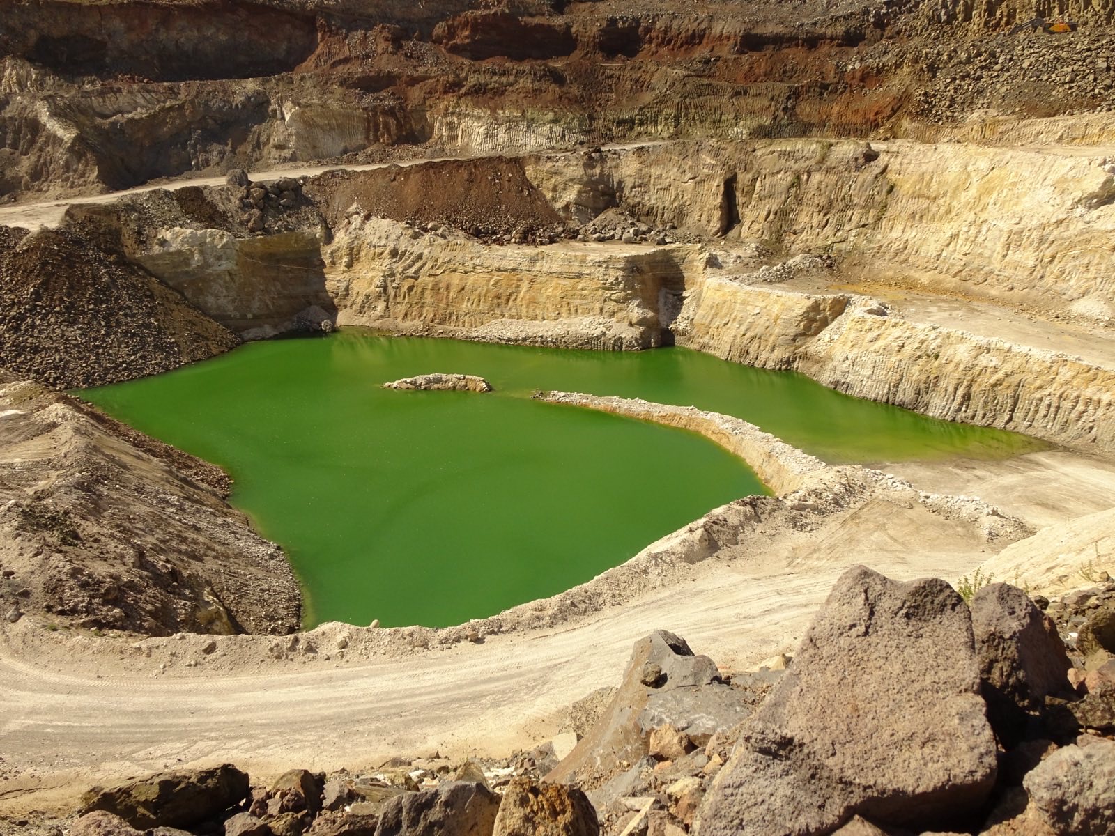 Mỏ diatomite lộ thiên với các lớp trầm tích màu trắng